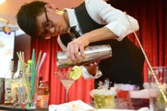 賓館管理專業(yè)學(xué)生比拼調(diào)酒技藝